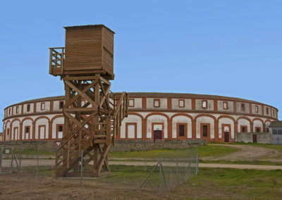 De stierenarena met observatiehut