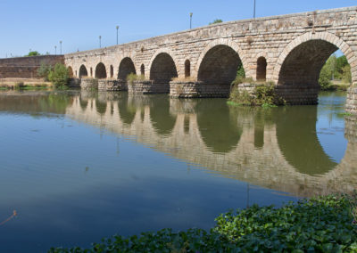 De rivier bij de Romeinse brug in Mérida